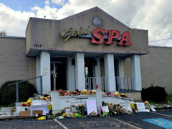 2021년 3월 아시아계 대상으로 총격 사건이 발생한 미 조지아주 애틀랜 골드스파 현장. 21세 백인 남성의 총격으로 8명이 숨졌는데, 한국 동포 4명을 포함해 6명이 아시아계다. 추모객들이 놓아둔 꽃과 편지들   (제공=애틀란타K미디어)