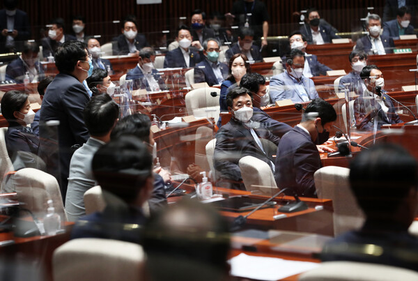 더불어민주당이 경선 연기 여부를 논의하기 위해 22일 오전 국회에서 의원총회를 열었으나 결론을 내리지 못했다. (사진=뉴스1)