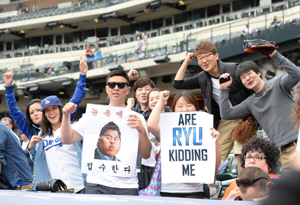 류현진이 LA 다저스 시절 선발 등판한 경기에서 응원하는 교포 팬들. (사진=뉴스1)