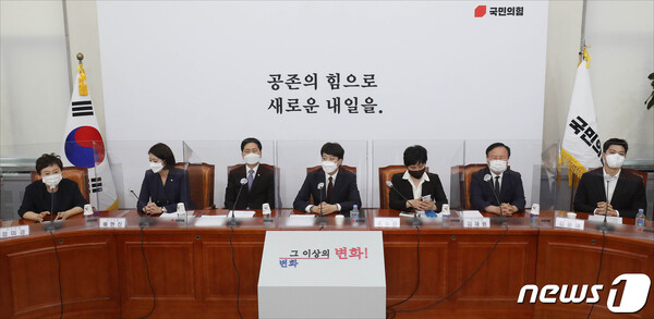 이준석 국민의힘 대표가 14일 오후 서울 여의도 국회에서 취임 후 처음 주재하는 최고위원회의에서 모두발언을 하고 있다. 