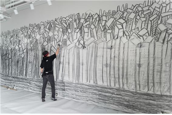 목탄 드로잉 작업중인 허윤희 작가. 2020 / 사진= 작가 제공