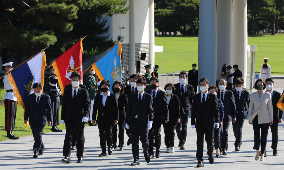 국민의힘 새 지도부, 현충원 참배국민의힘 이준석 대표와 김기현 원내대표, 신임 최고위원들이 16일 오전 서울 동작구 국립서울현충원을 참배하고 있다. (사진=국회사진취재단)
