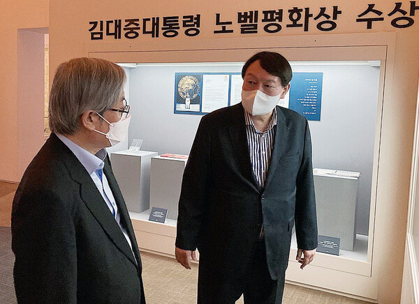 지난 11일 서울 마포 김대중도서관을 방문한 윤석열 전 검찰총장. [사진=뉴스1]