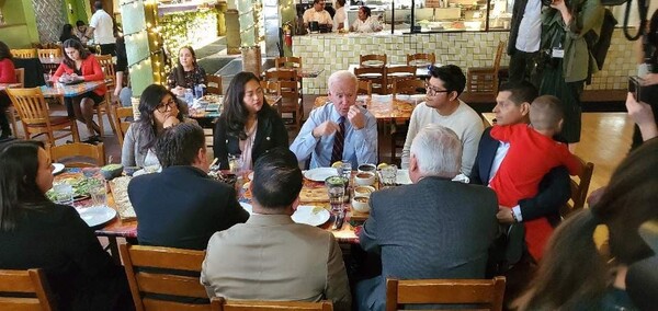 독일계 현역 대통령 도널드 트럼프를 꺾고 역대 최고령 백악관 입성을 이룬 조 바이든 민주당 대선후보(가운데)가 지난해 4월 LA코리아타운 한복판의 멕시코 식당 '겔라케차'에서 한인을 비롯한 소수 인종 그룹의 적극적인 지지를 호소하고 있다. (사진=봉화식 기자)