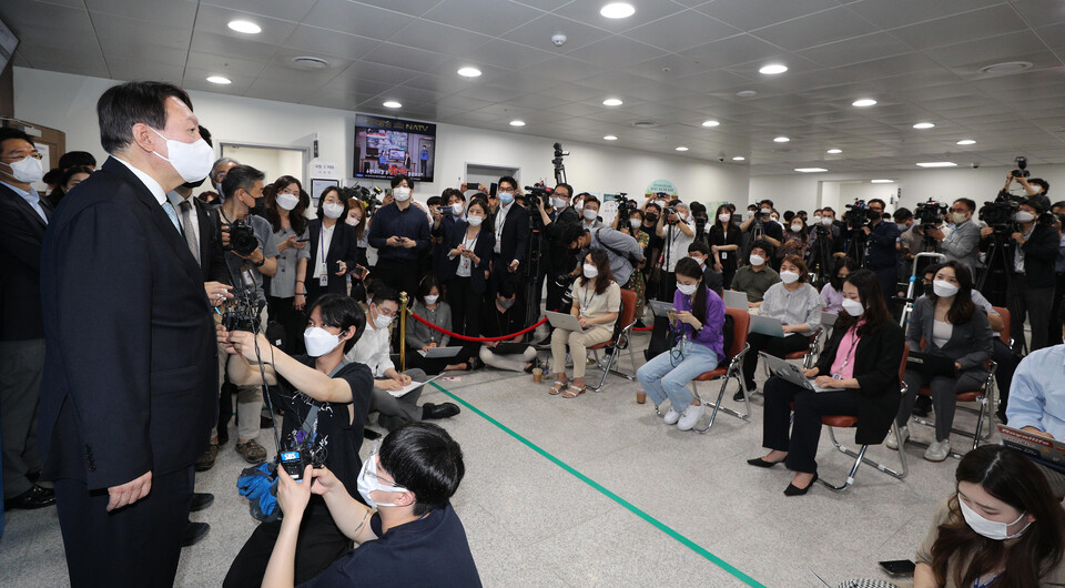 대선 출마 후 공식 행보에 나선 윤석열 전 검찰총장이 지난달 30일 오전 서울 여의도 국회 소통관에서 출입기자들의 질문에 답하고 있다.(사진=뉴스1)