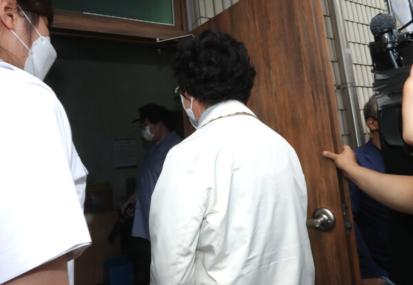 ​윤석열 전 검찰총장의 장모인 최모씨가 2일 오전 경기도 의정부시 의정부지방법원에 출석하고 있다. (사진=뉴스1)​