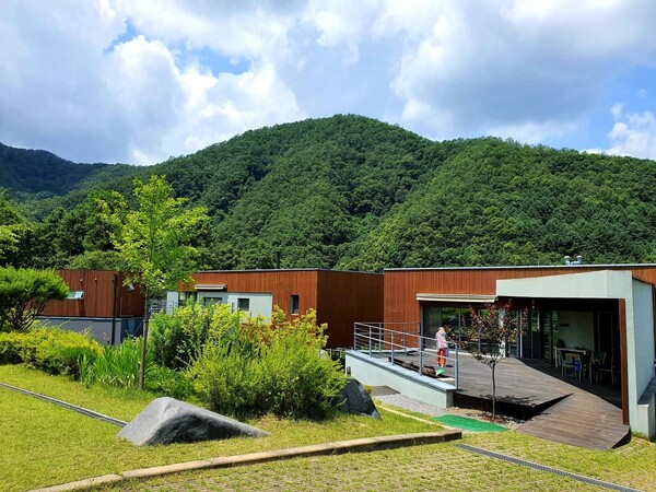 강원도 홍천 산골에 자리잡은 행복공장. (사진=하광용)