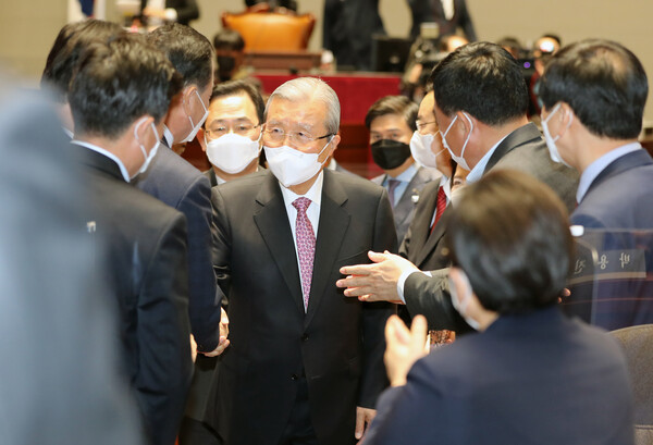 김종인 전 국민의힘 비상대책위원장이 지난 4월 8일 서울 여의도 국회에서 열린 의원총회를 마친 후 퇴장하고 있다. (사진=뉴스1)