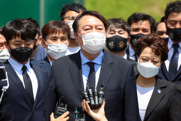 윤석열 전 검찰총장이 17일 오전 광주 북구 운정동 국립5·18민주묘지에서 참배를 마친 뒤 역사의 문 앞에서 참배 소감 등 인사말하고 있다. (사진=뉴스1)