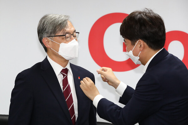 이준석 국민의힘 대표가 15일 서울 여의도 국민의힘 중앙당사에서 입당신청을 마친 최재형 전 감사원장에게 당 배지를 달아주고 있다. (사진=뉴스1)