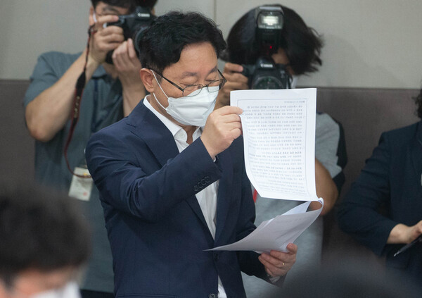 박범계 법무부 장관이 지난 19일 오전 경기 과천 법무부에서 열린 반려동물의 법적지위를 개선하는 내용의 민법 일부개정법률안 입법예고 관련 브리핑에 참석해 자료를 살피고 있다. (사진=뉴스1)