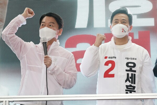안철수 국민의당 대표가 지난 4월 3일 오후 서울 용산역 앞 오세훈 국민의힘 서울시장 후보 유세현장에서 유권자들에게 오세훈 후보를 향한 지지를 호소하고 있다. (사진=뉴스1)