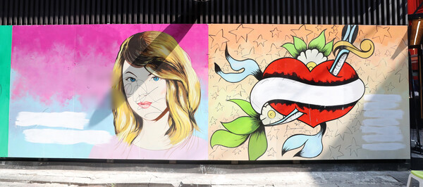 30일 오전 서울 종로구의 한 서점 벽면에 그려진 윤석열 전 검찰총장의 배우자 김건희 씨를 비방하는 내용의 벽화 문구가 페인트로 지워져 있다. (사진=뉴스1)