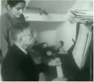 피아노를 연주하는 사르트르(1905~1980)