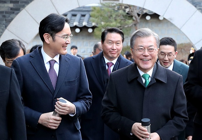 지난 2019년 1월 15일 문재인 대통령이 경제인들을 청와대로 초청했다. 당시 이재용 부회장 등과 대화하는 문 대통령. (사진=청와대)