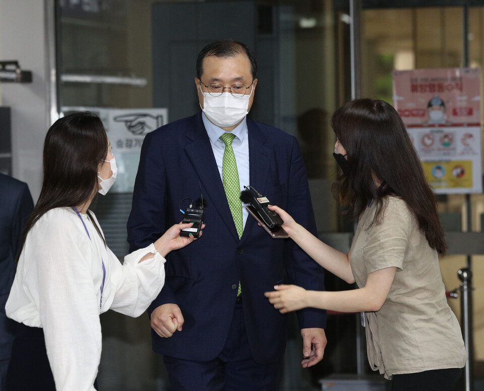 일선 재판에 개입한 혐의를 받는 임성근 전 부산고법 부장판사가 12일 오후 서울 서초구 서울고등법원에서 열린 직권남용권리행사방해 항소심 선고 공판을 마친 후 취재진의 질의에 답변하고 있다. 서울고법 형사3부(부장판사 박연욱 김규동 이희준)는 이날 임 전 부장판사에게 무죄를 선고했다.(사진=뉴스1)