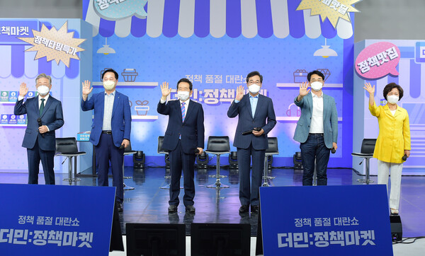 제20대 대통령선거 더불어민주당 경선 후보들이 12일 경기 파주시 한 스튜디오에서 열린 '더민:정책마켓 정책 품절 대란쇼'에 참석해 포즈를 취하고 있다. 왼쪽부터 이재명, 김두관, 정세균, 이낙연, 빅용진, 추미애 후보. (사진=뉴스1)