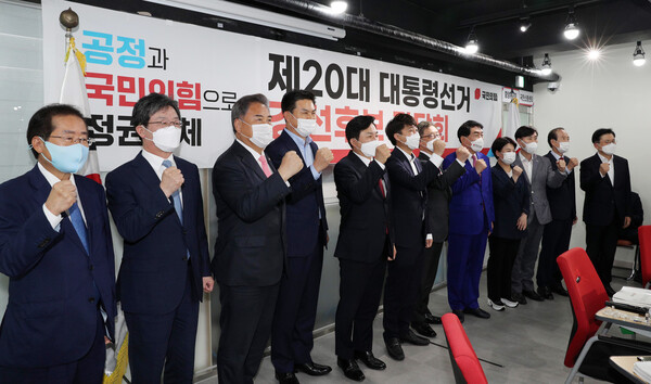 이준석 국민의힘 대표가 지난달 29일 오후 서울 여의도 중앙당사에서 열린 국민의힘 대선 경선후보 간담회에서 경선 후보들과 기념촬영을 하고 있다. 왼쪽부터 홍준표, 유승민, 박진, 김태호, 원희룡, 이 대표, 최재형, 안상수, 윤희숙, 하태경, 장기표, 황교안 후보. (사진=뉴스1)