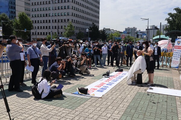 국회 정문앞에서 열린 언론중재법 철폐 투쟁 범국민 공동투쟁위원회 결성식에서 허성권 KBS 노조위원장이 언론중재법 통과를 반대하며 삭발을 하고 있다. 2021.8.19 (사진=독자제공) 