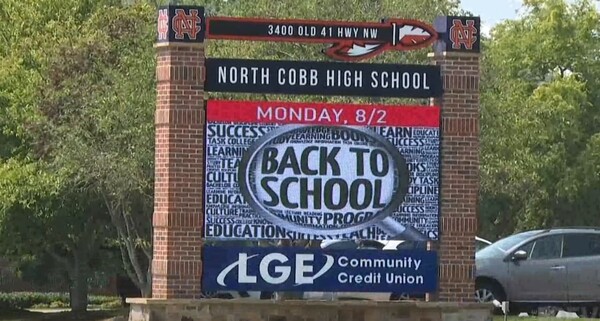 미 조지아주의 한 고등학교가 8월2일 개학(back to school)을 알리고 있다. (사진=이상연 애틀랜타 객원특파원/ 애틀랜타K 대표기자)