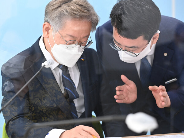 지난 5일 경기도 수원시 영통구 광교원천 행복주택 현장을 방문한 이재명 경기지사(왼쪽)가 이헌욱 경기주택도시공사 사장과 대화하고 있다. (사진=뉴스1)