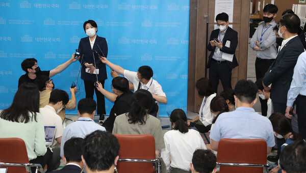 국민의힘 윤희숙 의원이 25일 국회 소통관에서 기자회견을 열어 의원직 사퇴 의사를 밝힌 뒤 질의 응답을 하고 있다. (사진=뉴스1)