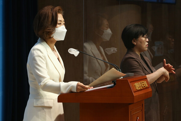 양이원영 무소속 의원이 26일 부친의 부동산 투기 의혹으로 의원직 자진 사퇴를 밝힌 윤희숙 국민의힘 의원을 상대로 검찰 조사를 촉구하는 기자회견을 하고 있다. (사진=뉴스1)