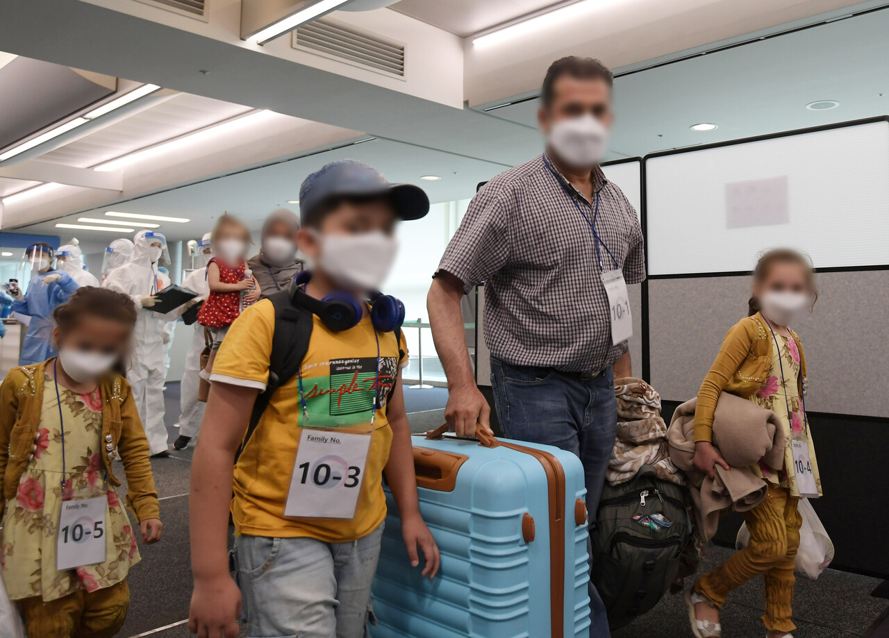 한국정부활동을 지원해온 아프간 현지인 특별기여자와 자녀들이 가족이 26일 오후 인천국제공항을 통해 입국하고 있다. (사진=뉴스1)