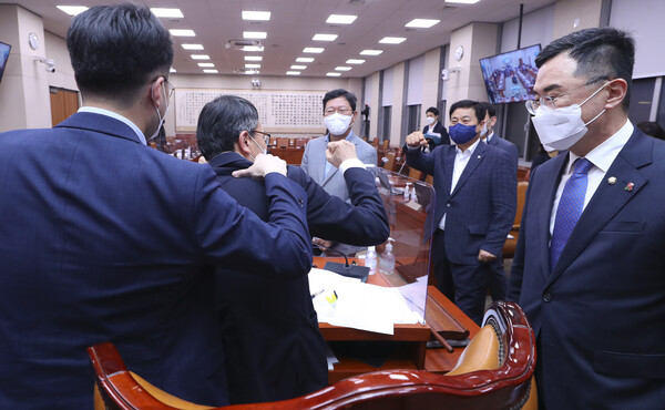 지난 25일 국회 법제사법위원회 전체회의에서 언론중재법 개정안을 통과 시킨 뒤 박주민 법사위원장 직무대리가 김남국 김영배 김승원 의원 등과 주먹 인사를 하고있다.(서울=뉴스1)