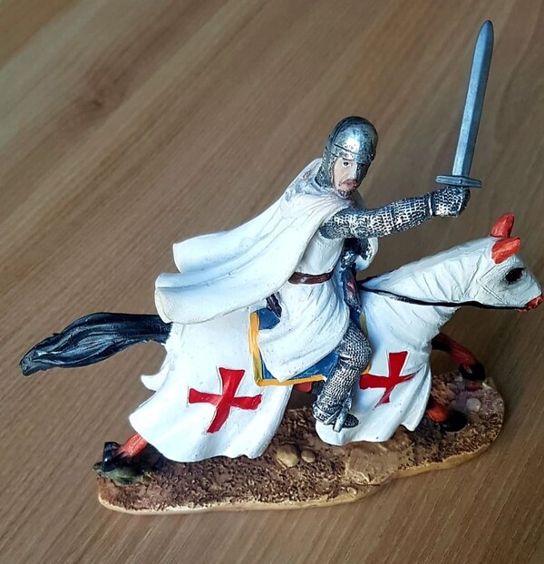 아비뇽에서 모셔온 성전 기사단 피규어