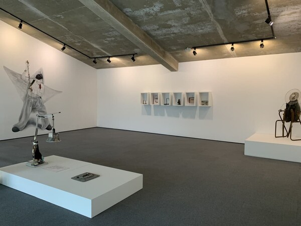 가치없는 그리고 가치있는 것 사이에. 왼쪽 벽면