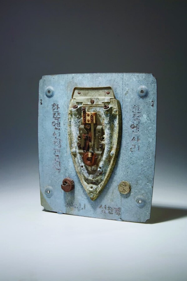 한쪽엔 신장결석 한쪽엔 사리, 2010년. 29.8×28×3.5 철판, 다리미 부속, 나사, 쇳조각, 철사 