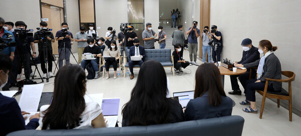 이 중사 유족들이 군 수사의 한계를 지적하며 철저한 진상 규명을 요구하는 기자회견을 하고 있다.​​​​​​​(사진=뉴스1)