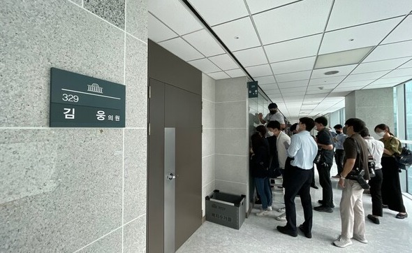 기자들이 공수처의 김웅 국민의힘 의원실 압수수색 현장을 취재하고 있다. ​​​​​​​(사진=독자 제보)