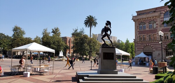 노동절 연휴 이후 캠퍼스에 복귀한 남가주대(USC) 재학생들이 8일(한국시간) 학교의 상징인 트로잔 동상이 위치한 메인 광장 주변을 지나고 있다. (사진=봉화식 LA객원특파원)