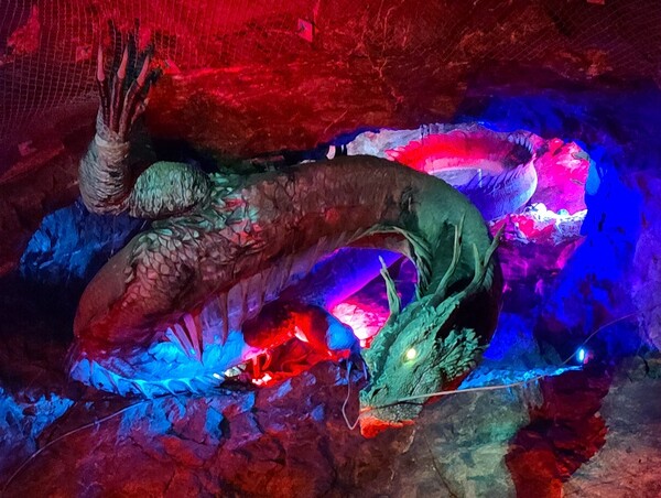 광명동굴에 전시된 동굴의 제왕 '용'. 길이가 41m에 달한다.