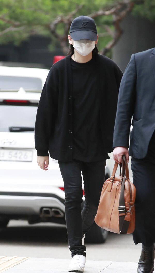 만취 상태에서 오토바이를 추돌한 혐의 등에 대한 ​​​​​​​​​​​​​​​​​​​​​재판을 ​​​​​​​​​​​​​​받기 위해 2020년 6월 법정에 들어서는 노엘 장용준씨 