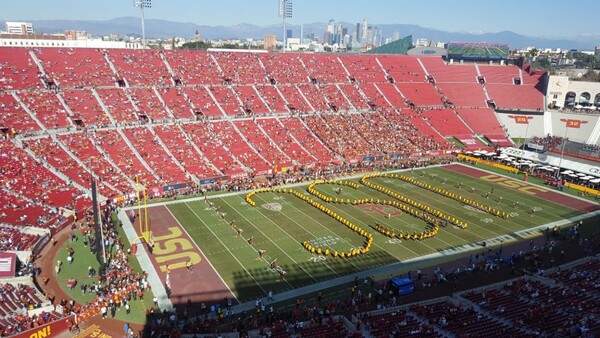 경기 직전 공연에서 트로잔 마칭밴드가 USC 글자를 만들며 필드를 행진하고 있다 (사진=봉화식 LA객원 특파원)
