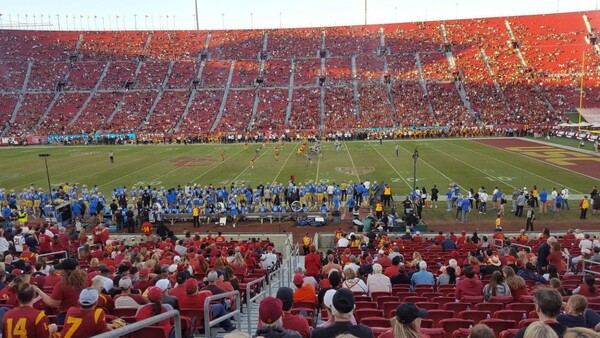 수많은 미국 스포츠 가운데 단연 최고의 인기를 자랑하는 풋볼 시즌이 9월 미 전역에서 일제히 개막했다. 세계에서 유일하게 1932-1984년 두차례나 LA올림픽 주경기장으로 활용되고 제1-7회 수퍼보울을 개최한 유서깊은 LA메모리얼 콜로세움에서 USC-UCLA가 대학풋볼(NCAA) 라이벌전을 갖고 있다. (사진=봉화식 LA 객원 특파원)