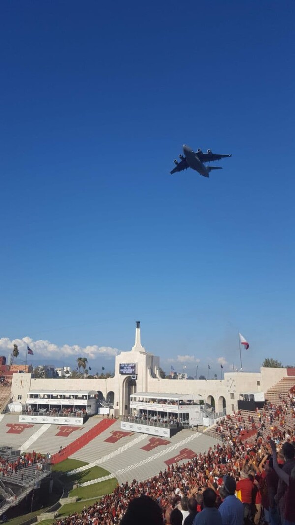 세계에서 유일하게 1932-1984년 두차례나 LA올림픽 주경기장으로 활용되고 제1-7회 수퍼보울을 개최한 유서깊은 LA메모리얼 콜로세움에서 USC-UCLA의 대학풋볼(NCAA) 라이벌전 식전공연에서 전투기가 경기장 성화대 상공을 지나가는 퍼포먼스(플라이오버)를 연출하고 있다. (사진=봉화식 LA객원특파원)
