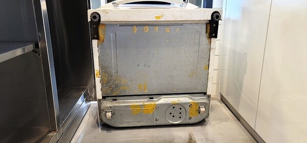 현금 뭉치가 부착돼 있던 김치 냉장고 바닥 (사진=제주서부경찰서 제공)