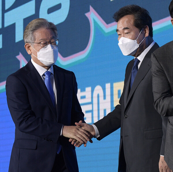 더불어민주당 대선 후보 경선 합동연설회장에서 이재명 후보와 이낙연 후보가 악수하고 있다.​​​​​​​​​​​​​​ (사진=뉴스1)