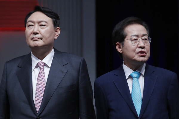 9월 28일 서울 상암동 MBC에서 열린 국민의힘 대선 경선 4차 방송토론회에서 윤석열 홍준표 후보가 토론회 전 방송 진행 설명을 듣고 있다. (사진-뉴스1)