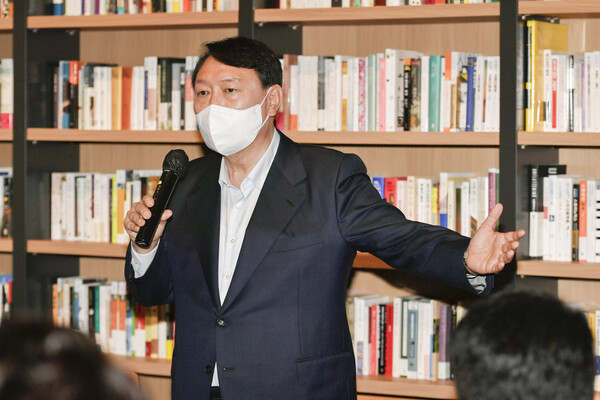 윤석열 전 검찰총장이 3일 서울 강남구 최인아책방에서 열린 청년위원회 임명장 수여식에서 마무리 발언을 하고 있다. (사진=뉴스1)