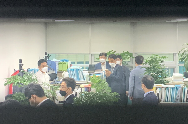고위공직자범죄수사처 수사관들이 6일 오전 정점식 국민의힘 의원 사무실을 압수수색하고 있다. (사진=뉴스1)