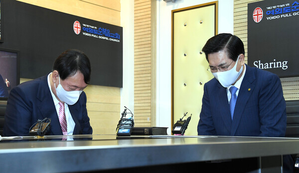 윤석열 국민의힘 대선 예비후보가 10일 오전 서울 여의도 순복음교회 예배에 참석한 뒤 이영훈 담임목사를 예방한 자리에서 환담 전 이 목사와 함께 기도하고 있다. (사진=뉴스1)