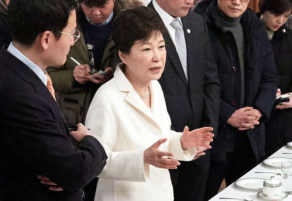 박근혜 전 대통령이 국정농단 사건으로 직무가 정지됐던 2017년 1월 1일 오후 청와대 상춘재에서 출입기자단과 신년인사회를 겸한 티타임을 갖고 있다. (사진=뉴스1)