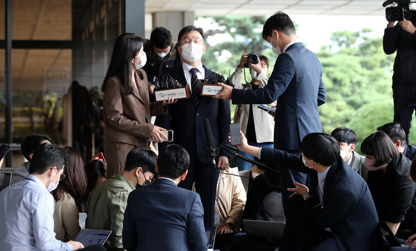 화천대유 대주주인 김만배씨가 11일 오전 서울중앙지검에 출석하기 전 기자들에게 입장을 밝히고 있다.(사진=뉴스1) 