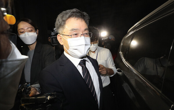 화천대유자산관리 대주주 김만배씨가  12일 새벽 검찰 조사를 받고 귀가하고 있다. (사진=뉴스1)