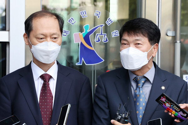 14일 서울 서초구 서울행정법원에서 윤석열 전 검찰총장 측 법률대리인 이완규, 손경식 변호사가 윤 전 총장이 법무부 장관을 상대로 낸 징계처분 취소소송에서 패소한 후 입장을 밝히고 있다. (사진=뉴스1)